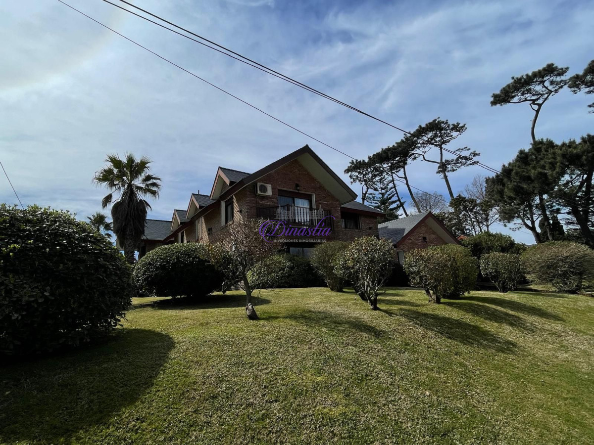 Casa ID.582 - VENTA DE ESPECTACULAR CASA EN ZONA MANSA 