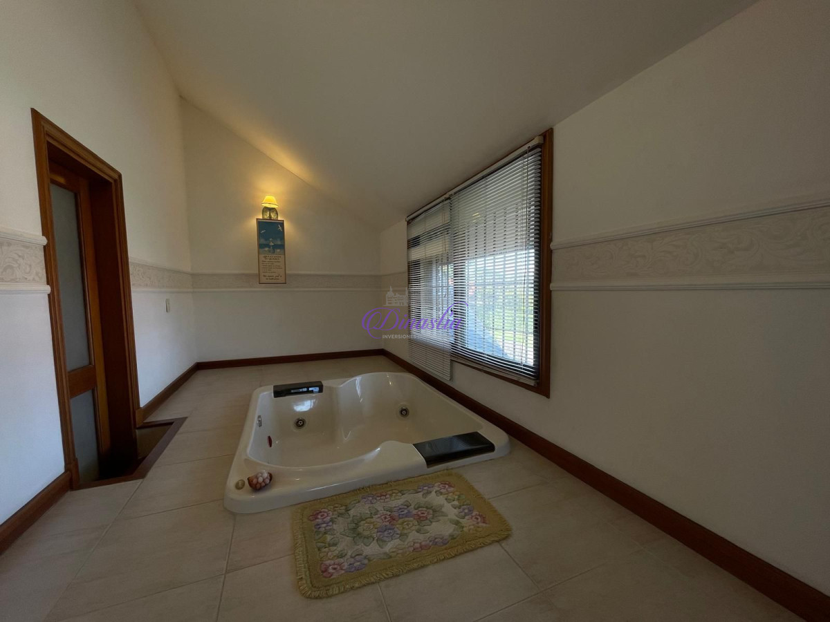 Casa ID.582 - VENTA DE ESPECTACULAR CASA EN ZONA MANSA 