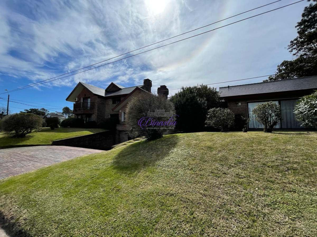 Casa ID.582 - VENTA DE ESPECTACULAR CASA EN ZONA MANSA 