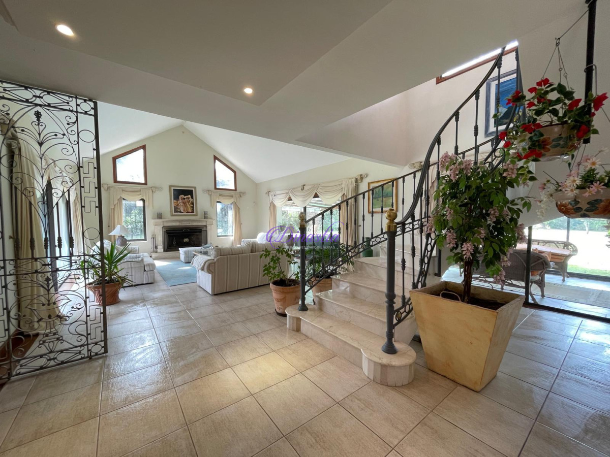 Casa ID.582 - VENTA DE ESPECTACULAR CASA EN ZONA MANSA 