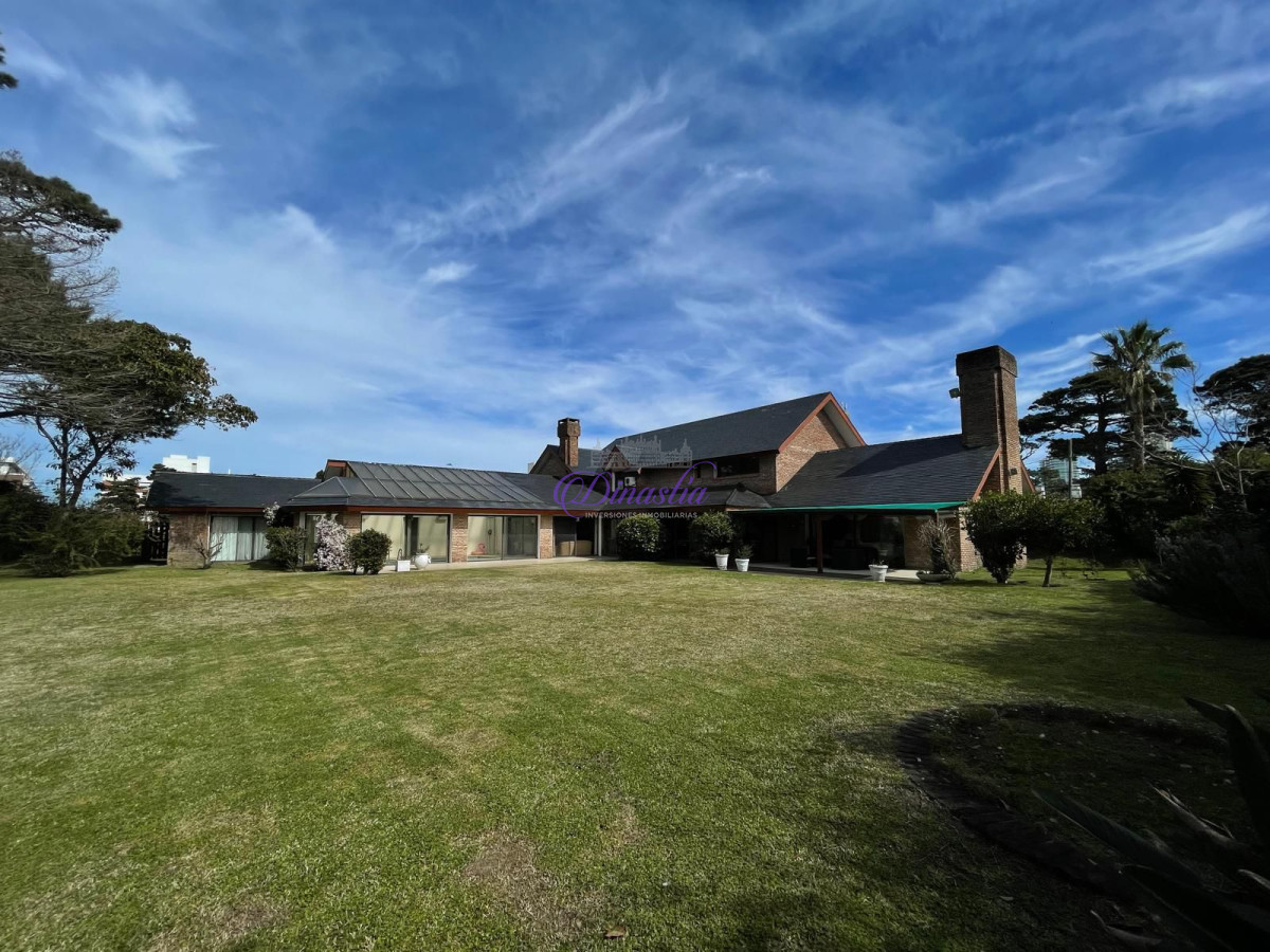 Casa ID.582 - VENTA DE ESPECTACULAR CASA EN ZONA MANSA 