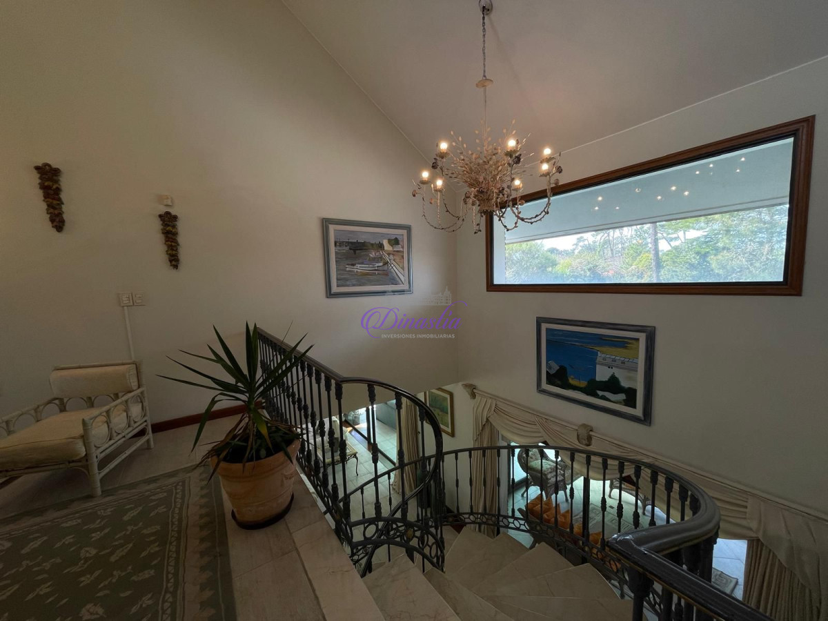 Casa ID.582 - VENTA DE ESPECTACULAR CASA EN ZONA MANSA 