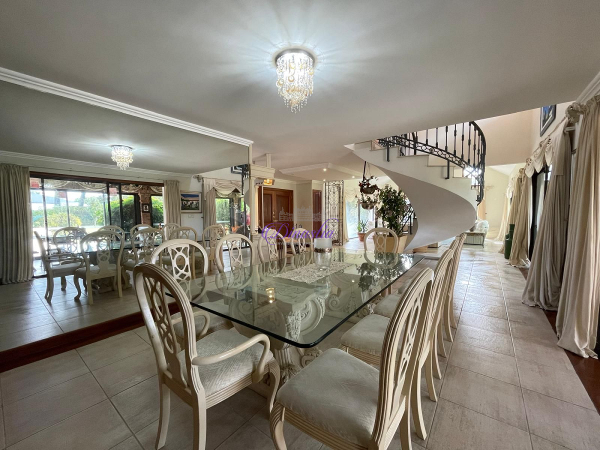 Casa ID.582 - VENTA DE ESPECTACULAR CASA EN ZONA MANSA 