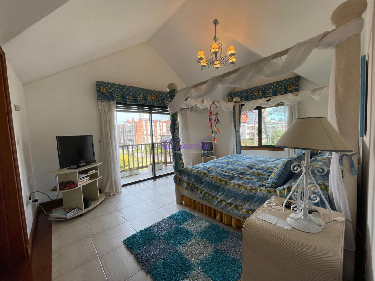 Casa ID.582 - VENTA DE ESPECTACULAR CASA EN ZONA MANSA 