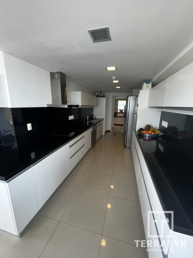 Apartamento ID.320 - En venta unidad de 3 dormitorios en suite más dependencia de servicio playa brava 
