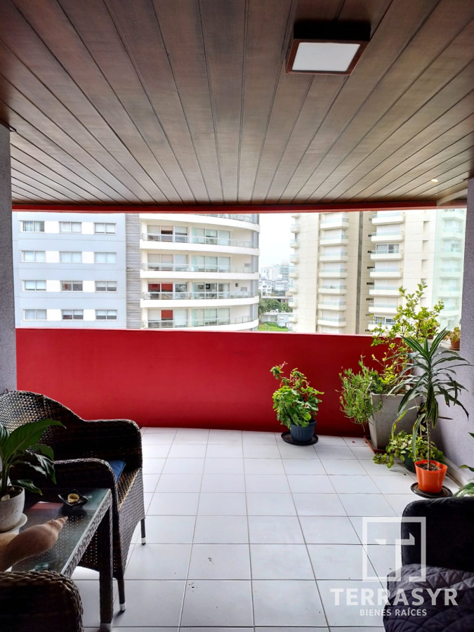 Apartamento ID.228 - Apartamento de 2 Dormitorios con Vista al Mar y Comodidades en Excelente Estado
