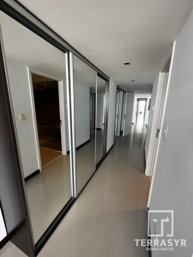 Apartamento ID.320 - En venta unidad de 3 dormitorios en suite más dependencia de servicio playa brava 
