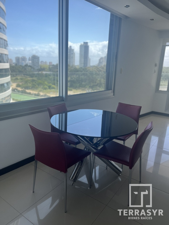 Apartamento ID.320 - En venta unidad de 3 dormitorios en suite más dependencia de servicio playa brava 