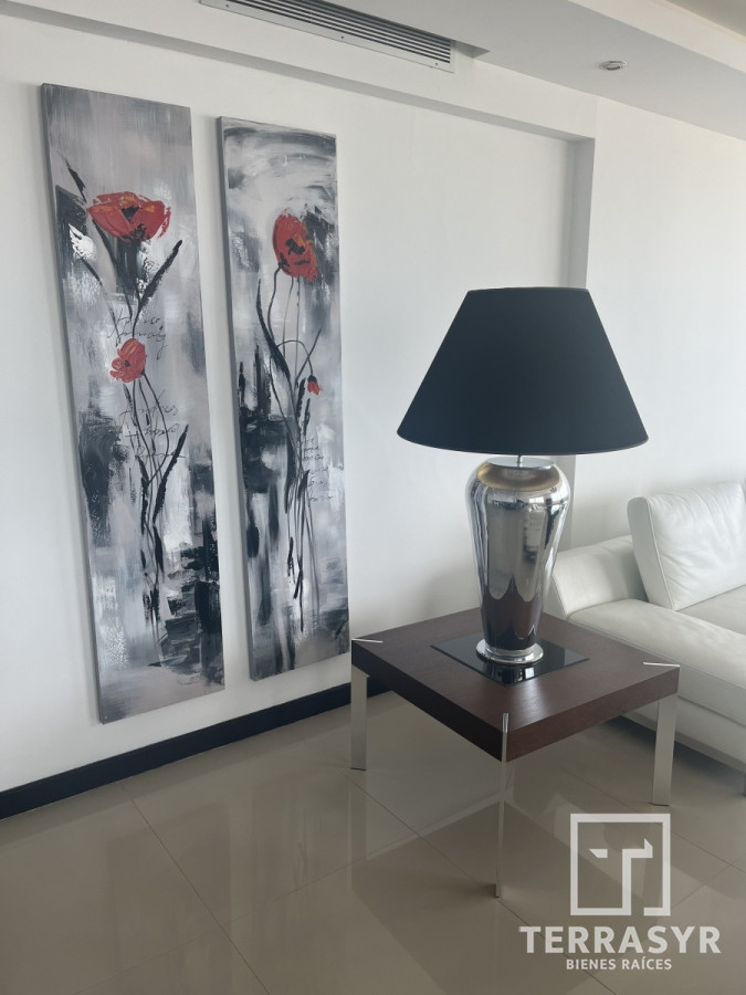 Apartamento ID.320 - En venta unidad de 3 dormitorios en suite más dependencia de servicio playa brava 