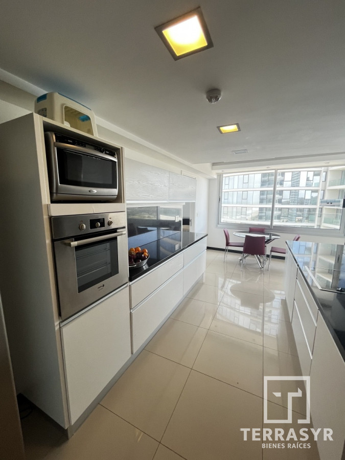 Apartamento ID.320 - En venta unidad de 3 dormitorios en suite más dependencia de servicio playa brava 
