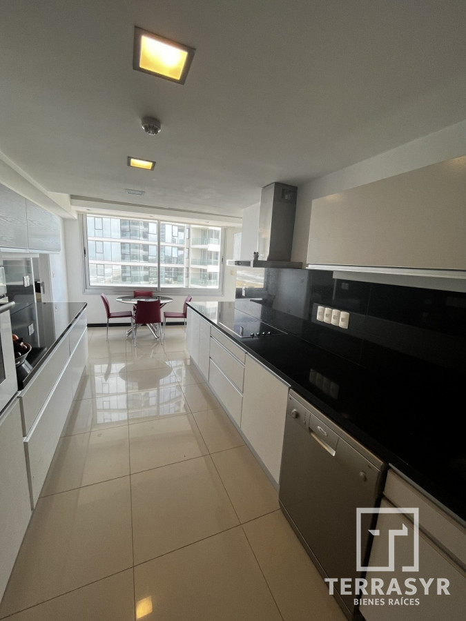 Apartamento ID.320 - En venta unidad de 3 dormitorios en suite más dependencia de servicio playa brava 