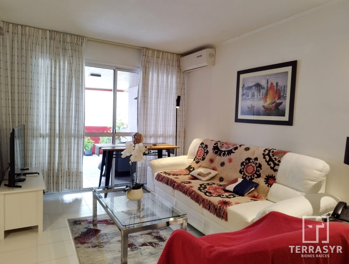 Apartamento ID.228 - Apartamento de 2 Dormitorios con Vista al Mar y Comodidades en Excelente Estado