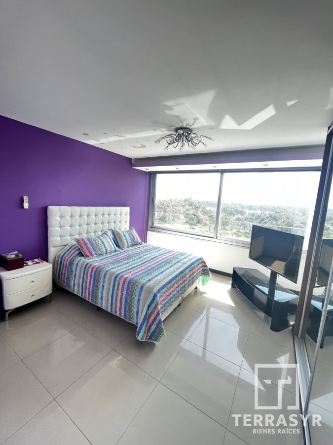 Apartamento ID.320 - En venta unidad de 3 dormitorios en suite más dependencia de servicio playa brava 