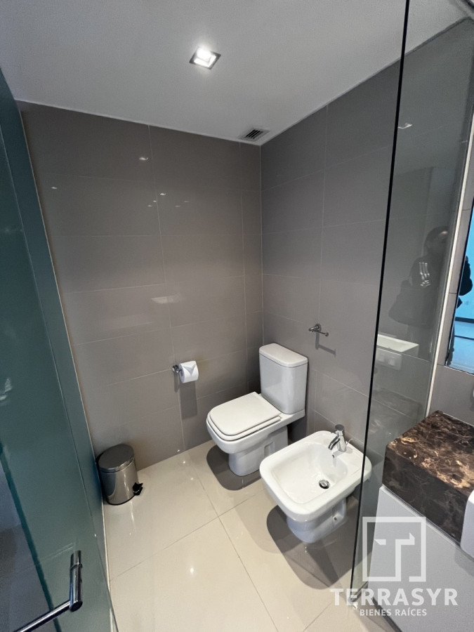 Apartamento ID.320 - En venta unidad de 3 dormitorios en suite más dependencia de servicio playa brava 