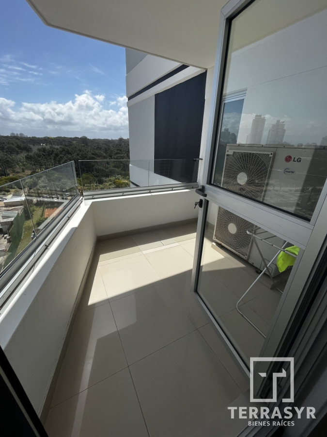 Apartamento ID.320 - En venta unidad de 3 dormitorios en suite más dependencia de servicio playa brava 