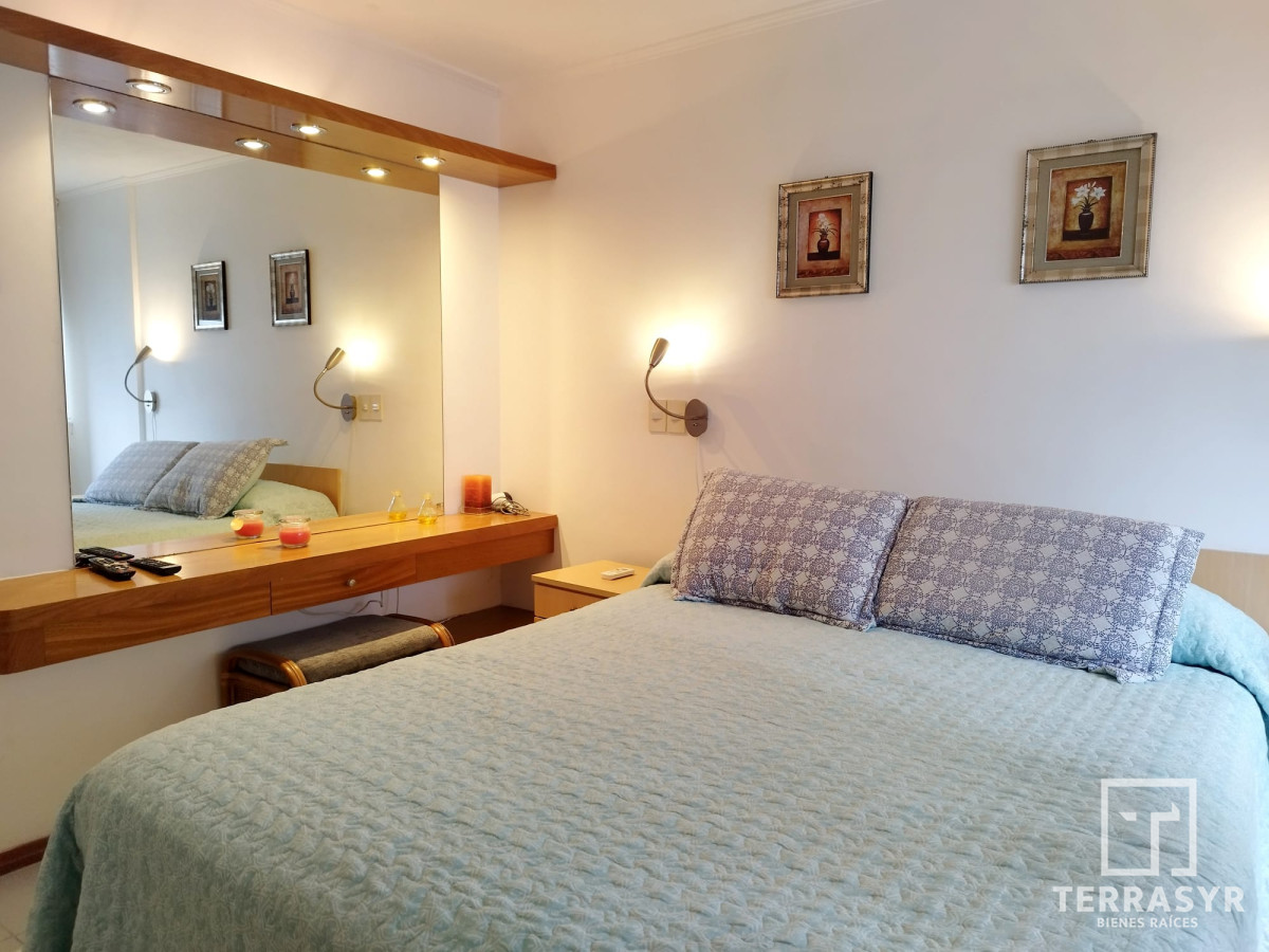 Apartamento ID.228 - Apartamento de 2 Dormitorios con Vista al Mar y Comodidades en Excelente Estado