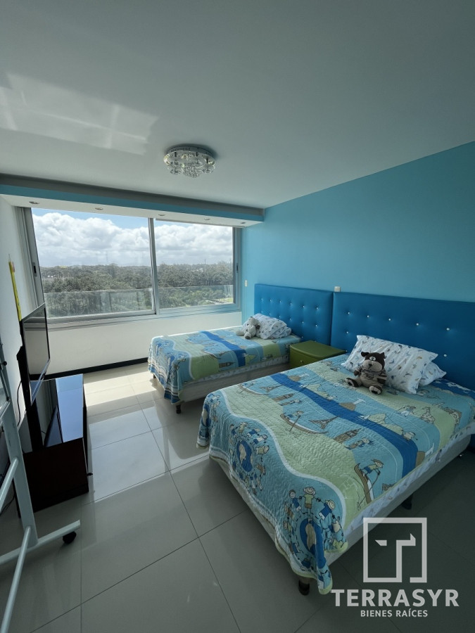 Apartamento ID.320 - En venta unidad de 3 dormitorios en suite más dependencia de servicio playa brava 