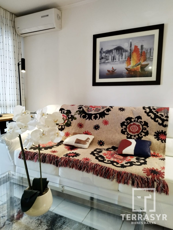 Apartamento ID.228 - Apartamento de 2 Dormitorios con Vista al Mar y Comodidades en Excelente Estado
