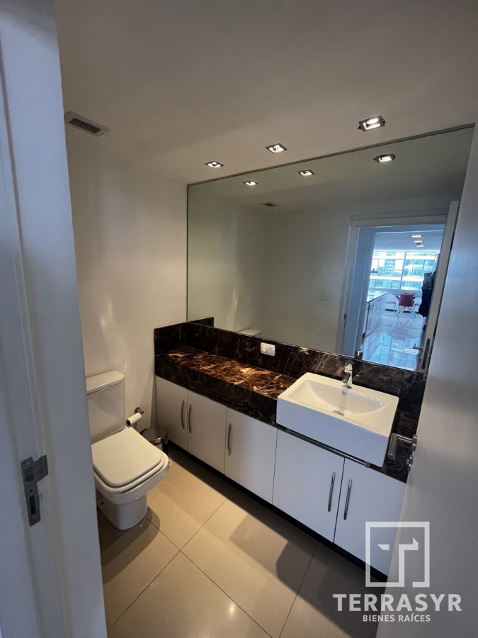 Apartamento ID.320 - En venta unidad de 3 dormitorios en suite más dependencia de servicio playa brava 
