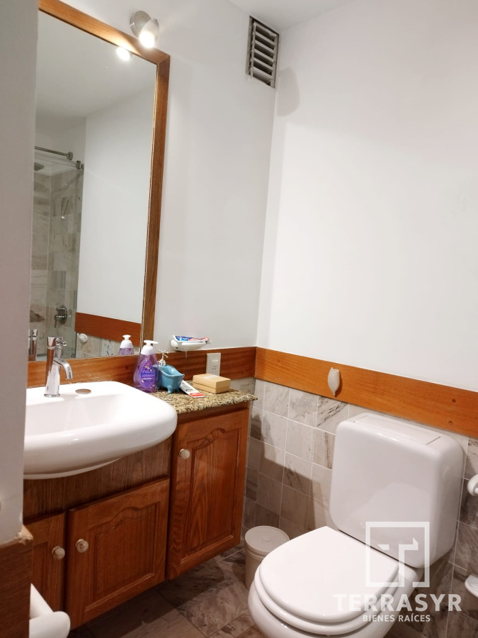 Apartamento ID.228 - Apartamento de 2 Dormitorios con Vista al Mar y Comodidades en Excelente Estado