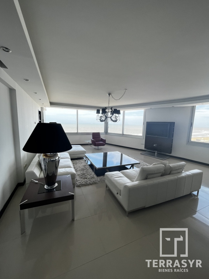 Apartamento ID.320 - En venta unidad de 3 dormitorios en suite más dependencia de servicio playa brava 