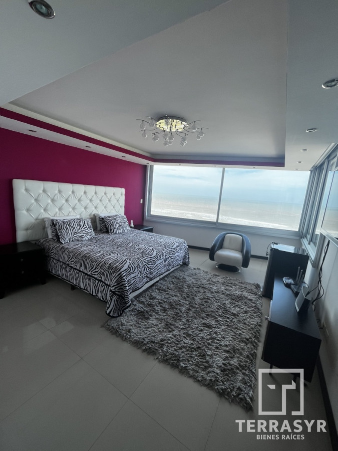 Apartamento ID.320 - En venta unidad de 3 dormitorios en suite más dependencia de servicio playa brava 