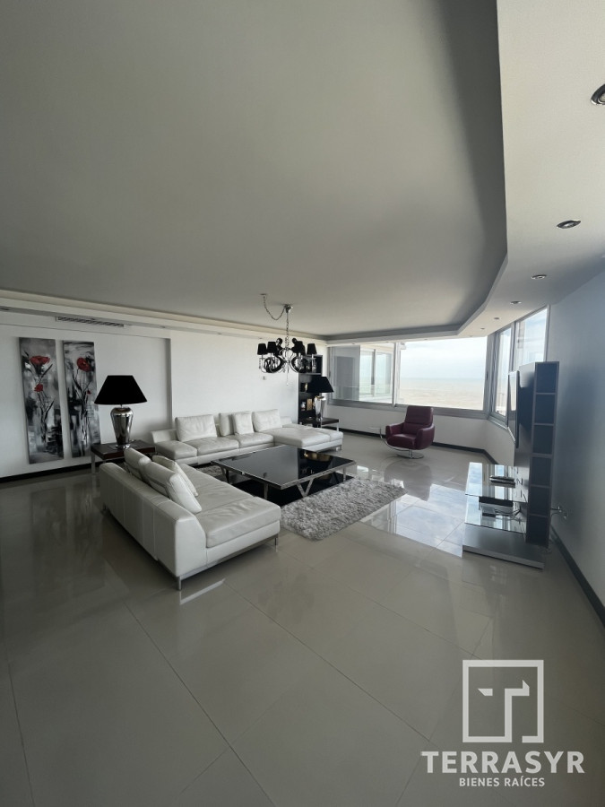 Apartamento ID.320 - En venta unidad de 3 dormitorios en suite más dependencia de servicio playa brava 