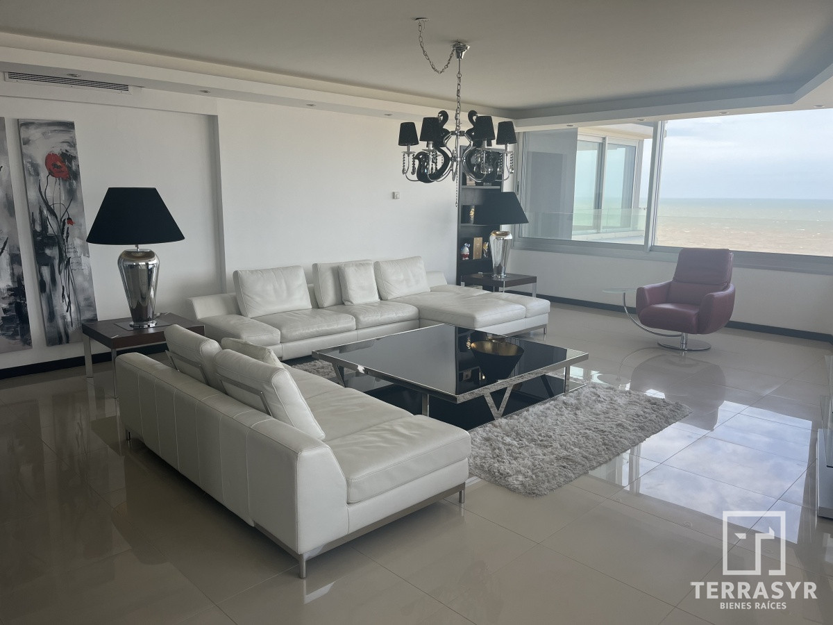 Apartamento ID.320 - En venta unidad de 3 dormitorios en suite más dependencia de servicio playa brava 