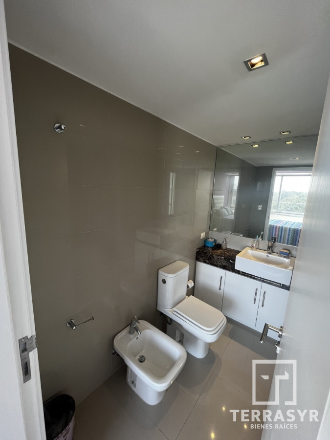 Apartamento ID.320 - En venta unidad de 3 dormitorios en suite más dependencia de servicio playa brava 