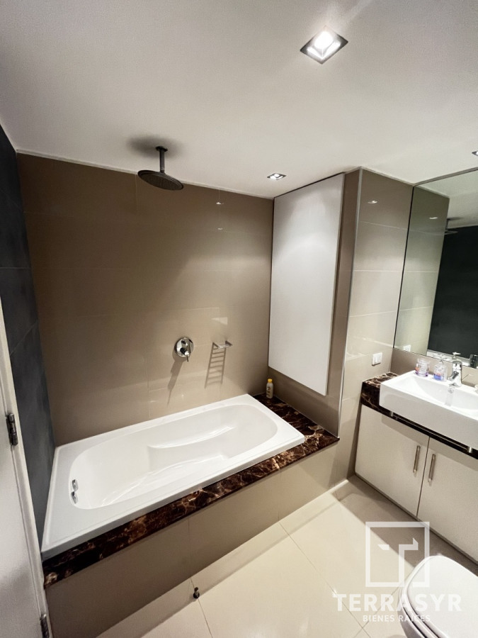Apartamento ID.320 - En venta unidad de 3 dormitorios en suite más dependencia de servicio playa brava 