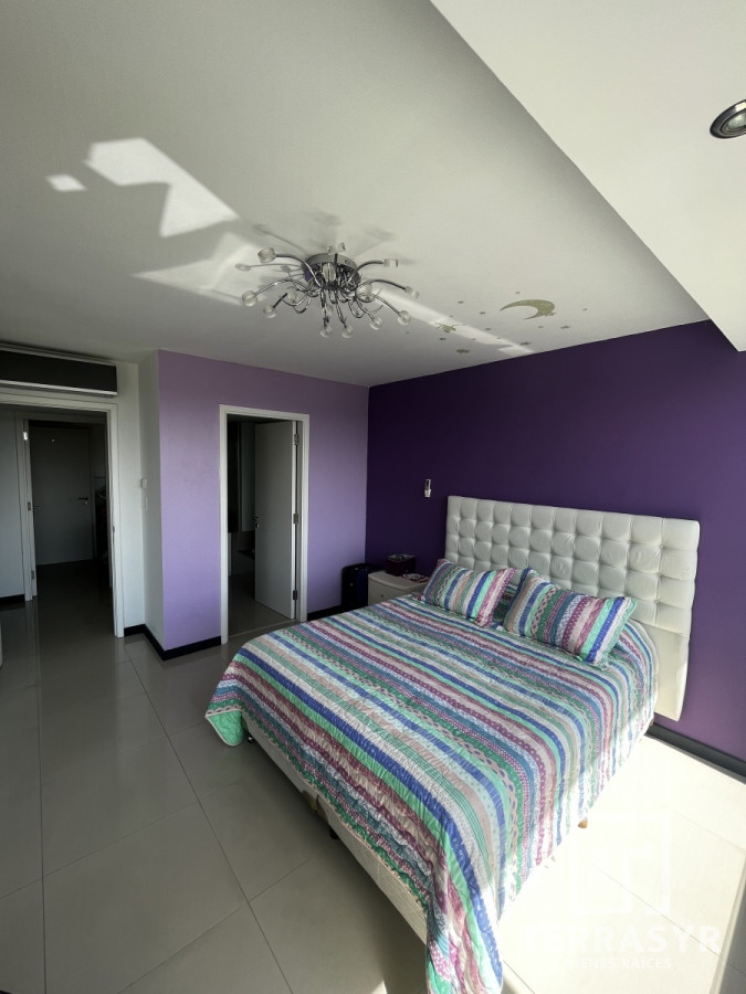 Apartamento ID.320 - En venta unidad de 3 dormitorios en suite más dependencia de servicio playa brava 