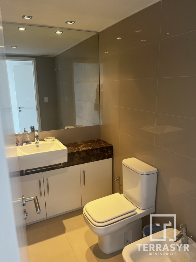 Apartamento ID.320 - En venta unidad de 3 dormitorios en suite más dependencia de servicio playa brava 