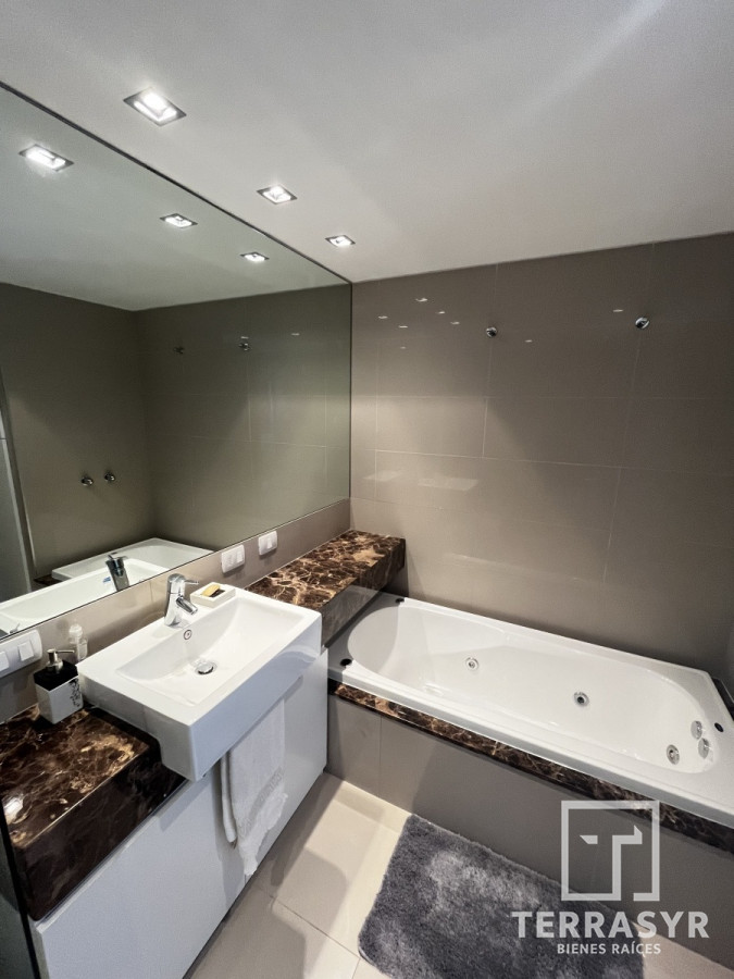 Apartamento ID.320 - En venta unidad de 3 dormitorios en suite más dependencia de servicio playa brava 