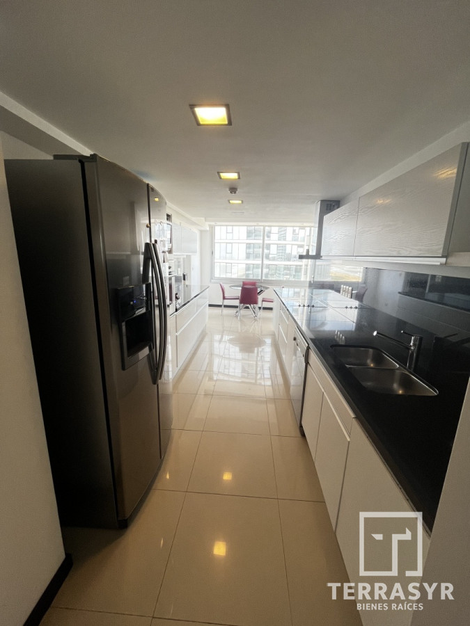 Apartamento ID.320 - En venta unidad de 3 dormitorios en suite más dependencia de servicio playa brava 