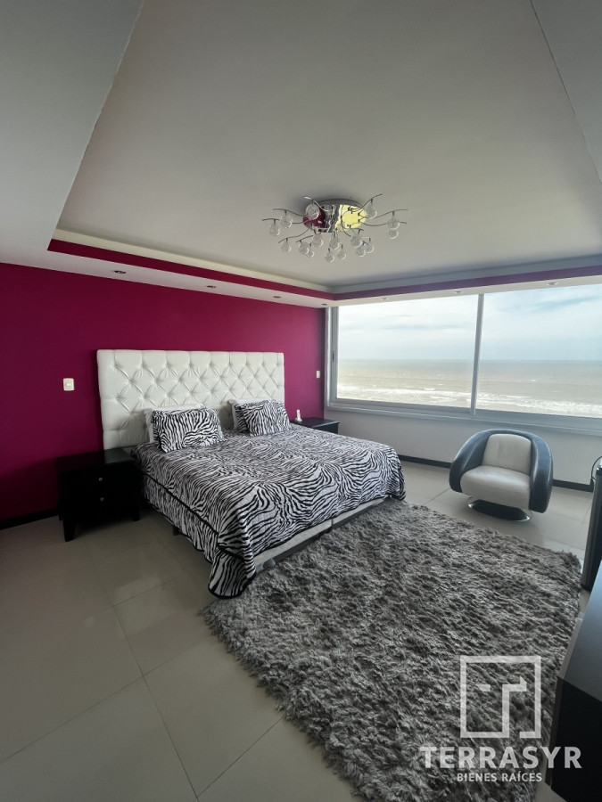 Apartamento ID.320 - En venta unidad de 3 dormitorios en suite más dependencia de servicio playa brava 