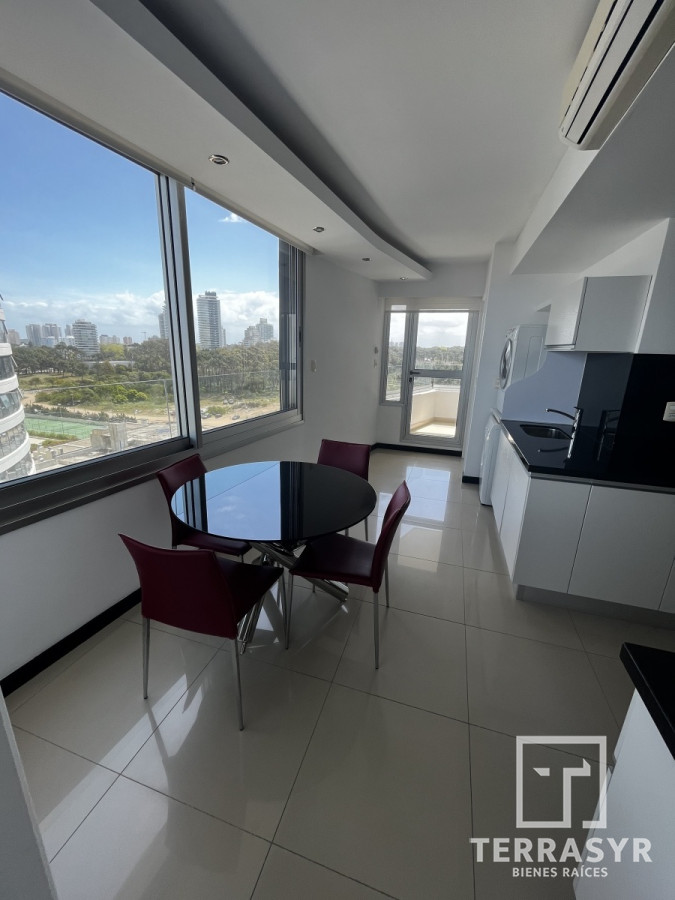 Apartamento ID.320 - En venta unidad de 3 dormitorios en suite más dependencia de servicio playa brava 
