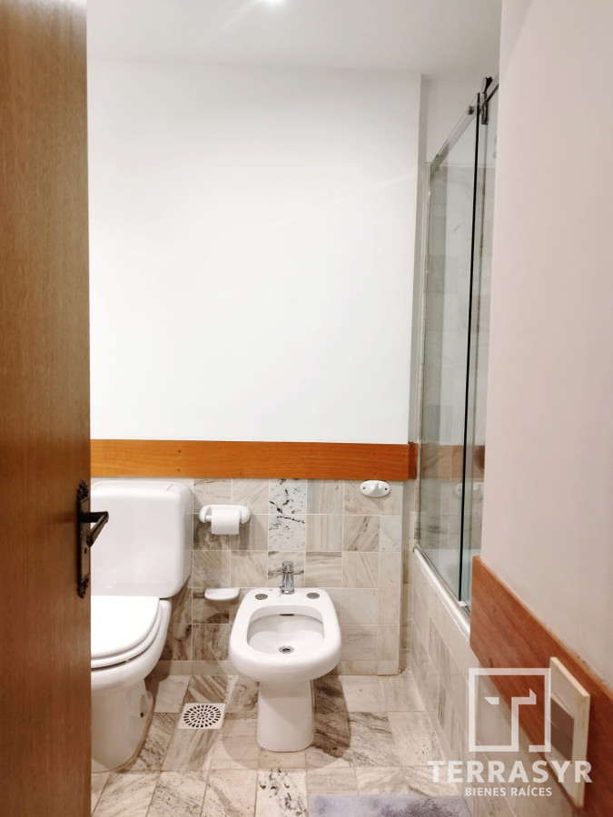 Apartamento ID.228 - Apartamento de 2 Dormitorios con Vista al Mar y Comodidades en Excelente Estado