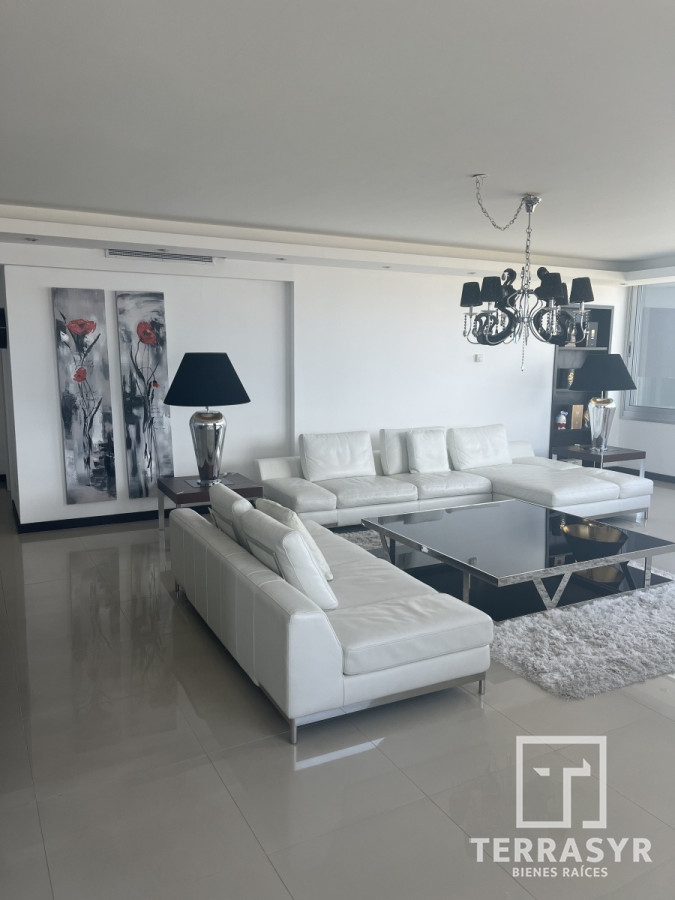 Apartamento ID.320 - En venta unidad de 3 dormitorios en suite más dependencia de servicio playa brava 