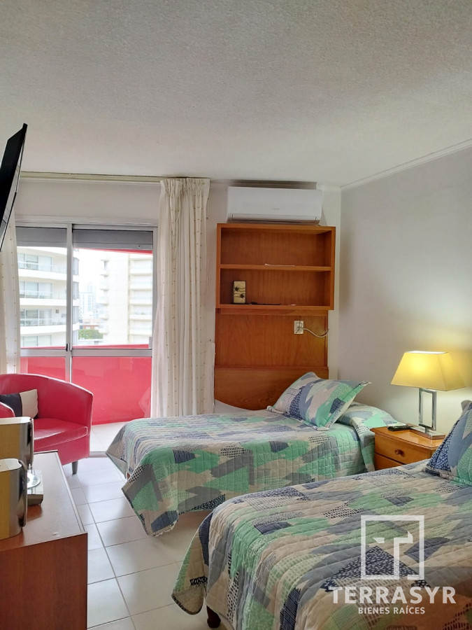 Apartamento ID.228 - Apartamento de 2 Dormitorios con Vista al Mar y Comodidades en Excelente Estado
