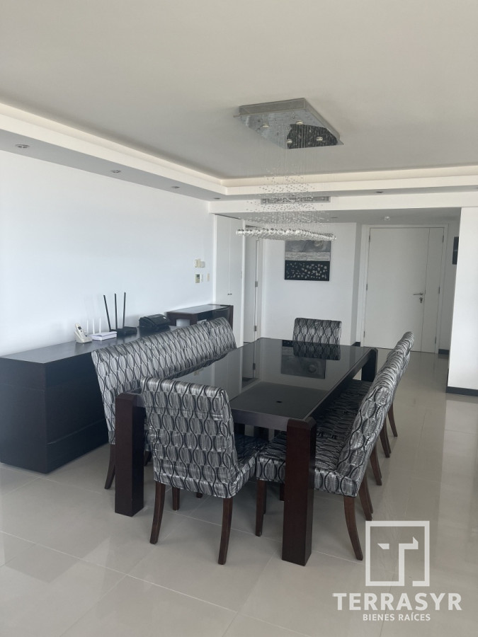 Apartamento ID.320 - En venta unidad de 3 dormitorios en suite más dependencia de servicio playa brava 