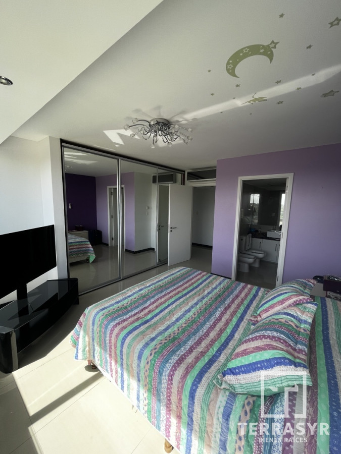 Apartamento ID.320 - En venta unidad de 3 dormitorios en suite más dependencia de servicio playa brava 