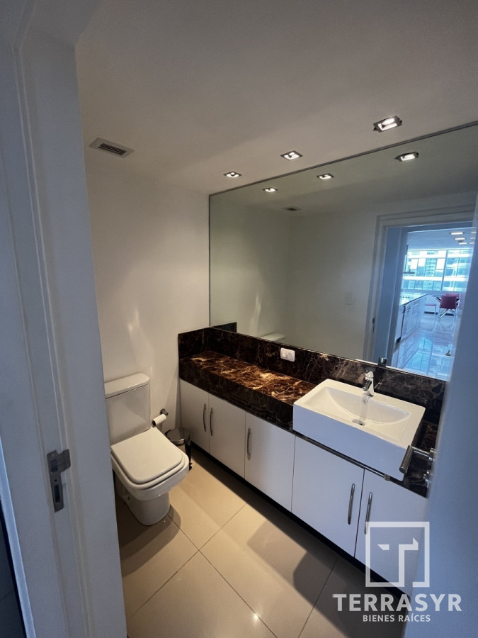 Apartamento ID.320 - En venta unidad de 3 dormitorios en suite más dependencia de servicio playa brava 