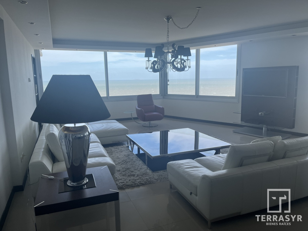 Apartamento ID.320 - En venta unidad de 3 dormitorios en suite más dependencia de servicio playa brava 