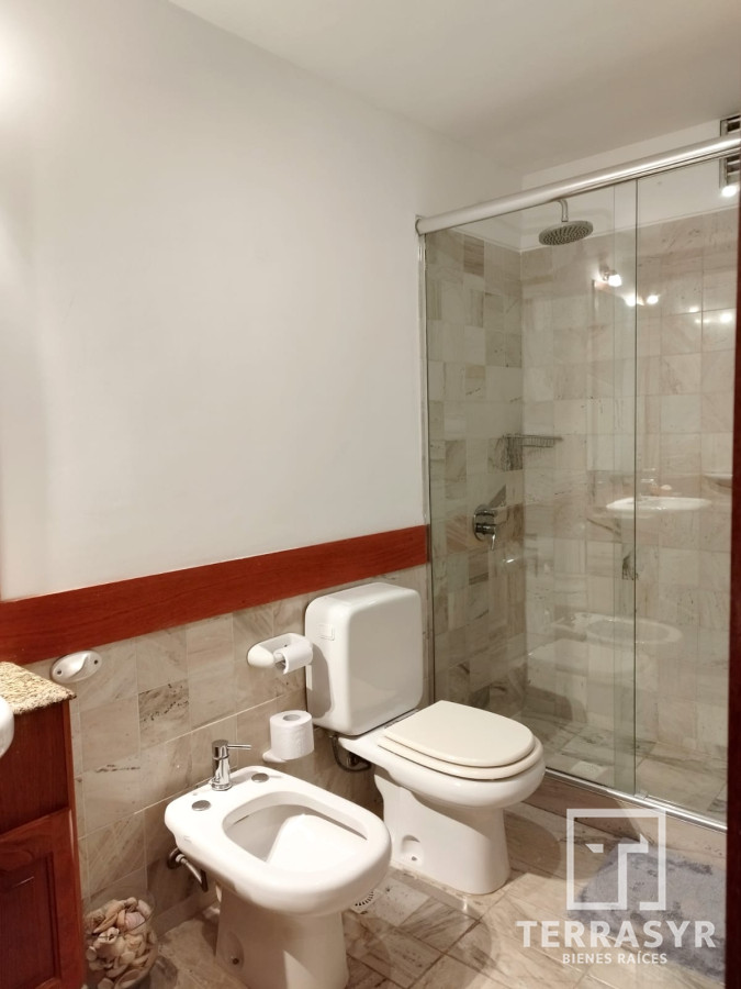 Apartamento ID.228 - Apartamento de 2 Dormitorios con Vista al Mar y Comodidades en Excelente Estado