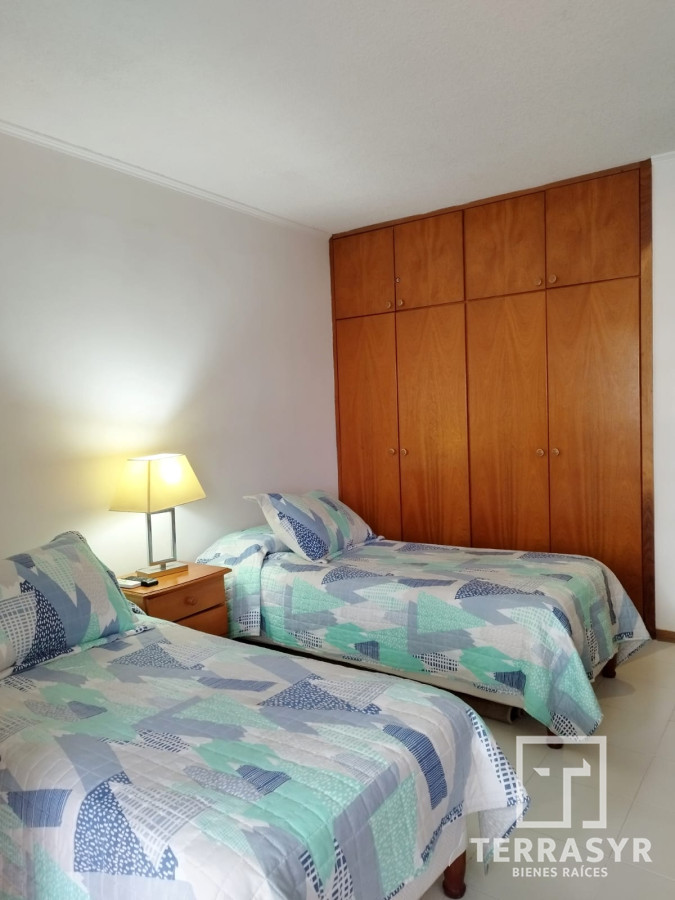 Apartamento ID.228 - Apartamento de 2 Dormitorios con Vista al Mar y Comodidades en Excelente Estado