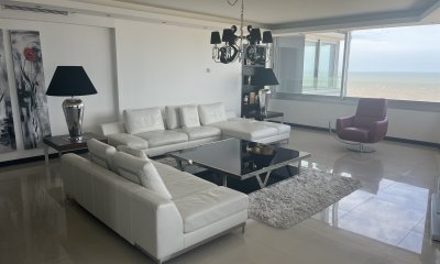 En venta unidad de 3 dormitorios en suite más dependencia de servicio playa brava