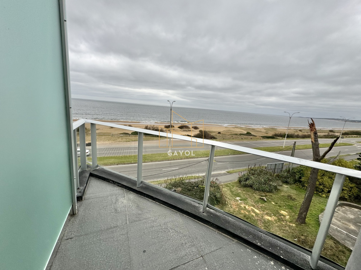 Apartamento ID.827 - FRENTE AL MAR APARTAMENTO EN VENTA DE 2 DORMITORIOS EN MANSA CON PARRILLERO PROPIO