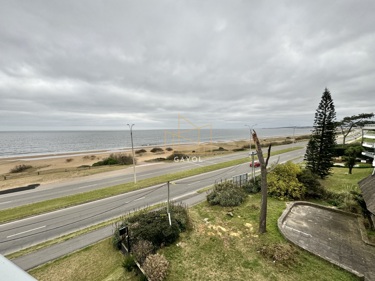 Apartamento ID.827 - FRENTE AL MAR APARTAMENTO EN VENTA DE 2 DORMITORIOS EN MANSA CON PARRILLERO PROPIO