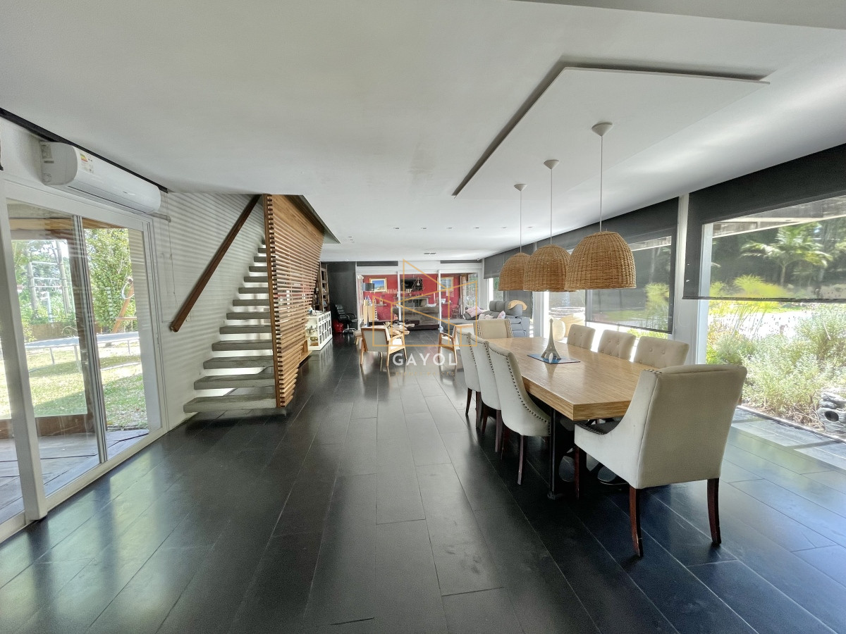 Casa ID.853 - VENTA DE CASA DE 5 DORMITORIOS EN BARRIO PRIVADO LA ARBOLADA PUNTA DEL ESTE