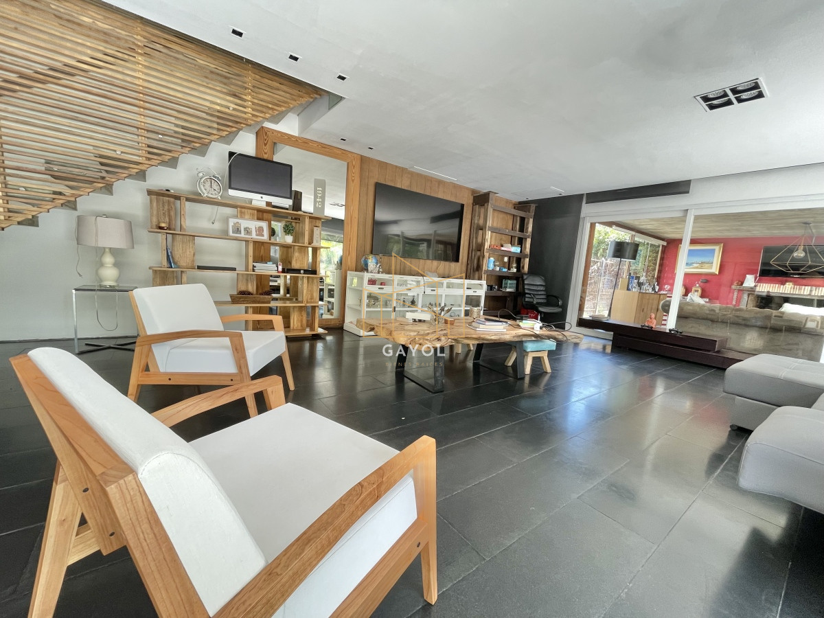 Casa ID.853 - VENTA DE CASA DE 5 DORMITORIOS EN BARRIO PRIVADO LA ARBOLADA PUNTA DEL ESTE